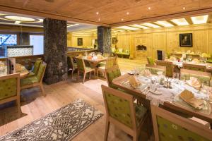 Un restaurante o sitio para comer en Hotel Solaria Ischgl - 4 superior