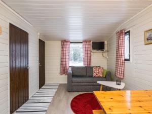 un soggiorno con divano e tavolo di Holiday Home Rantala by Interhome a Juhanala