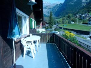 patio con mesa y sillas en el balcón en Apartment Casa Mira by Interhome, en Engelberg