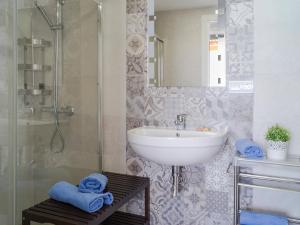 Łazienka w obiekcie Apartment Castillo de Santa Clara-2 by Interhome
