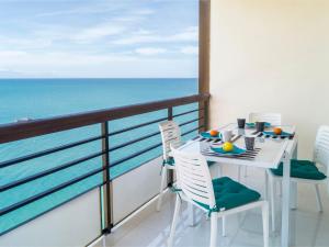 balkon ze stołem i krzesłami i widokiem na ocean w obiekcie Apartment Castillo de Santa Clara-2 by Interhome w mieście Torremolinos