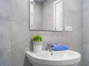 Łazienka w obiekcie Apartment Castillo de Santa Clara-2 by Interhome