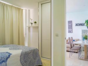 Łóżko lub łóżka w pokoju w obiekcie Apartment Castillo de Santa Clara-2 by Interhome