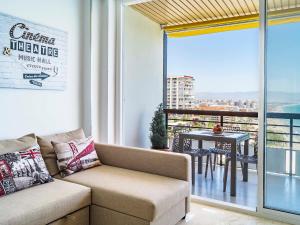 uma sala de estar com um sofá e uma varanda com uma mesa em Apartment Castillo de Santa Clara-2 by Interhome em Torremolinos