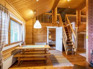 PetäjävesiにあるHoliday Home Mäntykumpu by Interhomeの木造のキャビン(木製のテーブル、階段付)