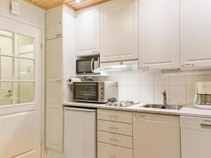 アカスロンポロにあるHoliday Home Yllästar 1 as 211 by Interhomeの白いキッチン(白いキャビネット、電化製品付)