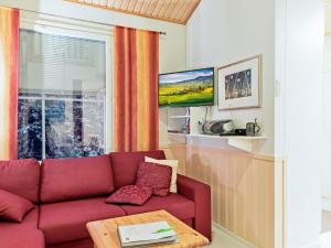 アカスロンポロにあるHoliday Home Yllästar 1 as 211 by Interhomeのリビングルーム(赤いソファ、窓付)