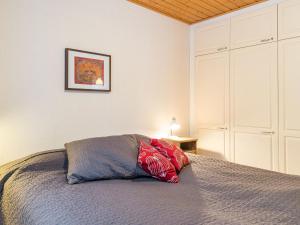 アカスロンポロにあるHoliday Home Aamutähti by Interhomeのベッドルーム1室(赤い枕付きのベッド1台付)
