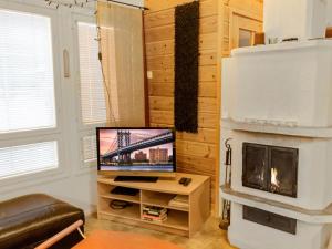 アカスロンポロにあるHoliday Home Jahtikaltio 2 by Interhomeのリビングルーム(暖炉、テレビ付)