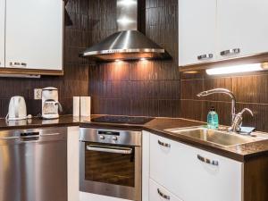 Kuchyň nebo kuchyňský kout v ubytování Holiday Home Lumikellomaa by Interhome