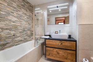 Koupelna v ubytování Superbe appart Arc 1950 4/6pers dans résidence hôtelière 5* - Skis aux pieds + 47 fotografií