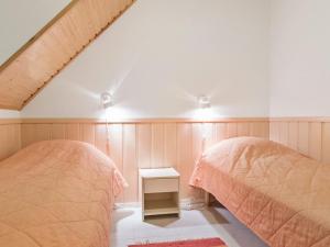 アカスロンポロにあるHoliday Home Yllästar 1 as 208 - la-la by Interhomeのウッドパネルの壁の客室で、ベッド2台が備わります。