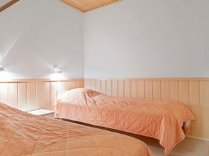 アカスロンポロにあるHoliday Home Yllästar 1 as 208 - la-la by Interhomeの白い壁のベッドルーム1室(ベッド2台付)