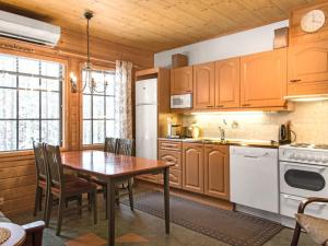 Kuchyň nebo kuchyňský kout v ubytování Holiday Home Kurunkynsi ii by Interhome