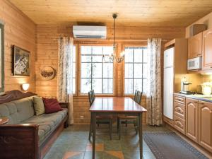 Kuchyň nebo kuchyňský kout v ubytování Holiday Home Kurunkynsi ii by Interhome