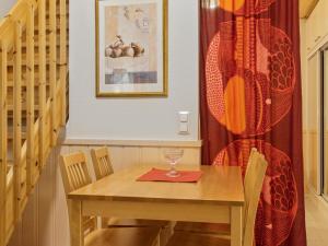 un comedor con una mesa con una copa de vino. en Holiday Home Yllästar 1 as 202 by Interhome, en Äkäslompolo