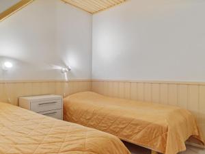 - une chambre avec 2 lits et une table de nuit dans l'établissement Holiday Home Yllästar 1 as 202 by Interhome, à Äkäslompolo 7 autres photos