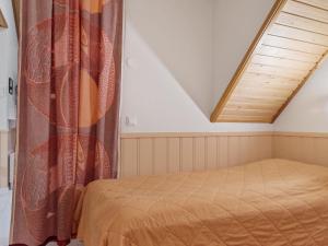 1 dormitorio con 1 cama en el ático en Holiday Home Yllästar 1 as 202 by Interhome, en Äkäslompolo