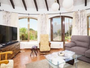 sala de estar con TV, sofá y mesa en Holiday Home Pedro by Interhome, en Balcón del Mar
