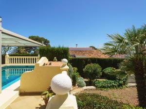 The swimming pool at or close to Holiday Home Pedro by Interhome