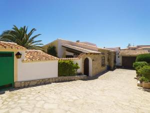 The building in which the holiday home is located