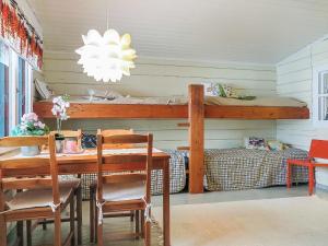uma sala de jantar com uma mesa e um beliche em Holiday Home Inninniemi by Interhome em Pyhäsalmi