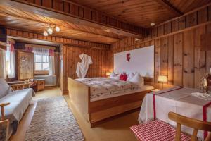 A bed or beds in a room at Pension Bauernhof Baumgartner Stanahof