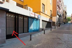a street with a red arrow pointing to a building at NEW GRAN ESTUDIO A ESTRENAR CENTRO de MADRID in Madrid