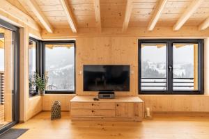 TV a/nebo společenská místnost v ubytování Chalet Allgäublick