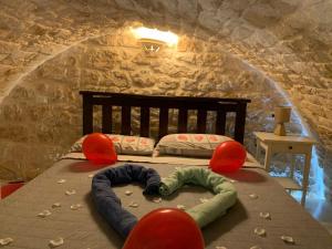 una camera da letto con un letto di un cuore realizzato con cuscini di Romantic MiniLoft a Ostuni