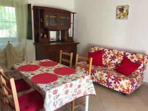 sala de estar con mesa y sofá en Val Giardino 2 Casa Vacanze, en Roccamorice