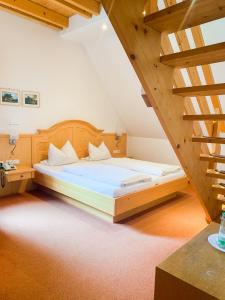 En eller flere senger på et rom på Landhotel Bauernschmitt