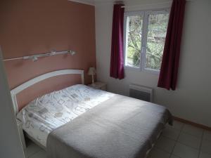 a bedroom with a bed and a window at Maison Cancela in Siguer