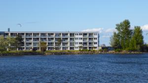 un edificio accanto a un grande bacino d'acqua di Strandhotel S33-213 a Heiligenhafen Altre 14 foto