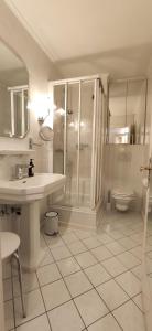 y baño con ducha, lavabo y aseo. en Appartment - Sylter Traumzeit, en Westerland