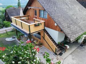 eine Luftansicht eines Hauses mit Balkon in der Unterkunft Ortnerhof Ennstal in Aigen im Ennstal