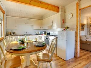 SwarlandにあるLime Tree Lodgeのキッチン(テーブル、白い冷蔵庫付)