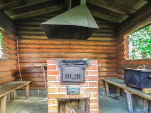 SalonnenäにあるHoliday Home Piilopirtti by Interhomeの暖炉付きの木造キャビン