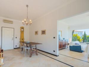 una sala da pranzo con tavolo e una camera da letto di Apartment Casa del Leone I by Interhome a Rapallo