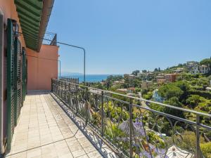 un balcone con vista sull'oceano di Apartment Casa del Leone I by Interhome a Rapallo