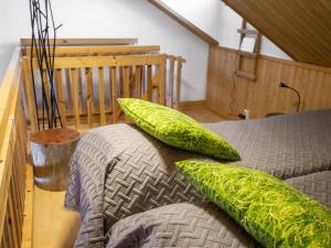 zwei grüne Kissen auf einem Bett in einem Zimmer in der Unterkunft Holiday Home Ylläsniesta 5 e 12 by Interhome in Äkäslompolo