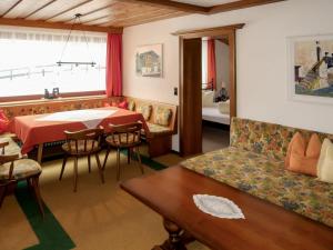 una sala de estar con una mesa y un sofá en Apartment Martina-1 by Interhome, en Pfunds