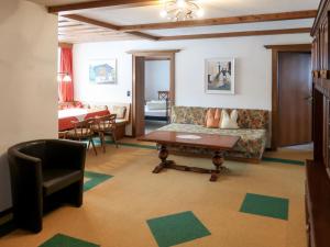 una sala de estar con un sofá y una mesa en Apartment Martina-1 by Interhome, en Pfunds