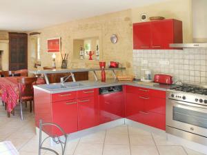 Nhà bếp/bếp nhỏ tại Holiday Home Rocanadel - VYC200 by Interhome