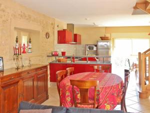 A cozinha ou cozinha compacta de Holiday Home Rocanadel - VYC200 by Interhome