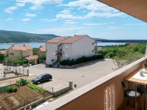 widok z balkonu domu z parkingiem w obiekcie Apartment Rosić - KRK217 by Interhome w mieście Kornić