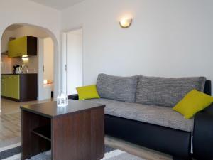 salon z kanapą i stołem w obiekcie Apartment Rosić - KRK217 by Interhome w mieście Kornić