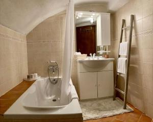 Et badeværelse på Relais San Filippo in Sogaglia