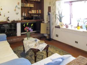 PiaggioriにあるHoliday Home Agrifoglio by Interhomeのリビングルーム(テーブル、テレビ付)