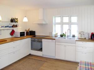 Kuchyň nebo kuchyňský kout v ubytování Holiday Home Strøneneset - FJH231 by Interhome